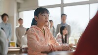 「アイシティ」の新CM「コンタクトのアイシティ 瞳の特別授業」編のワンシーン。