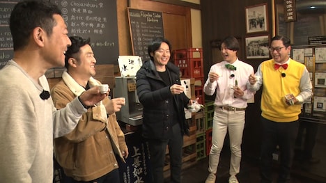 案内人のいっすねー！山脇（右から2人目）と大谷ってヤツですよ！（右端）。