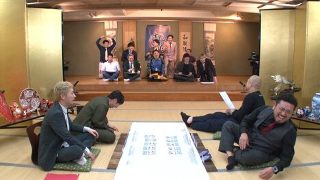 オモ札でバトルするニューヨークと鬼越トマホーク。