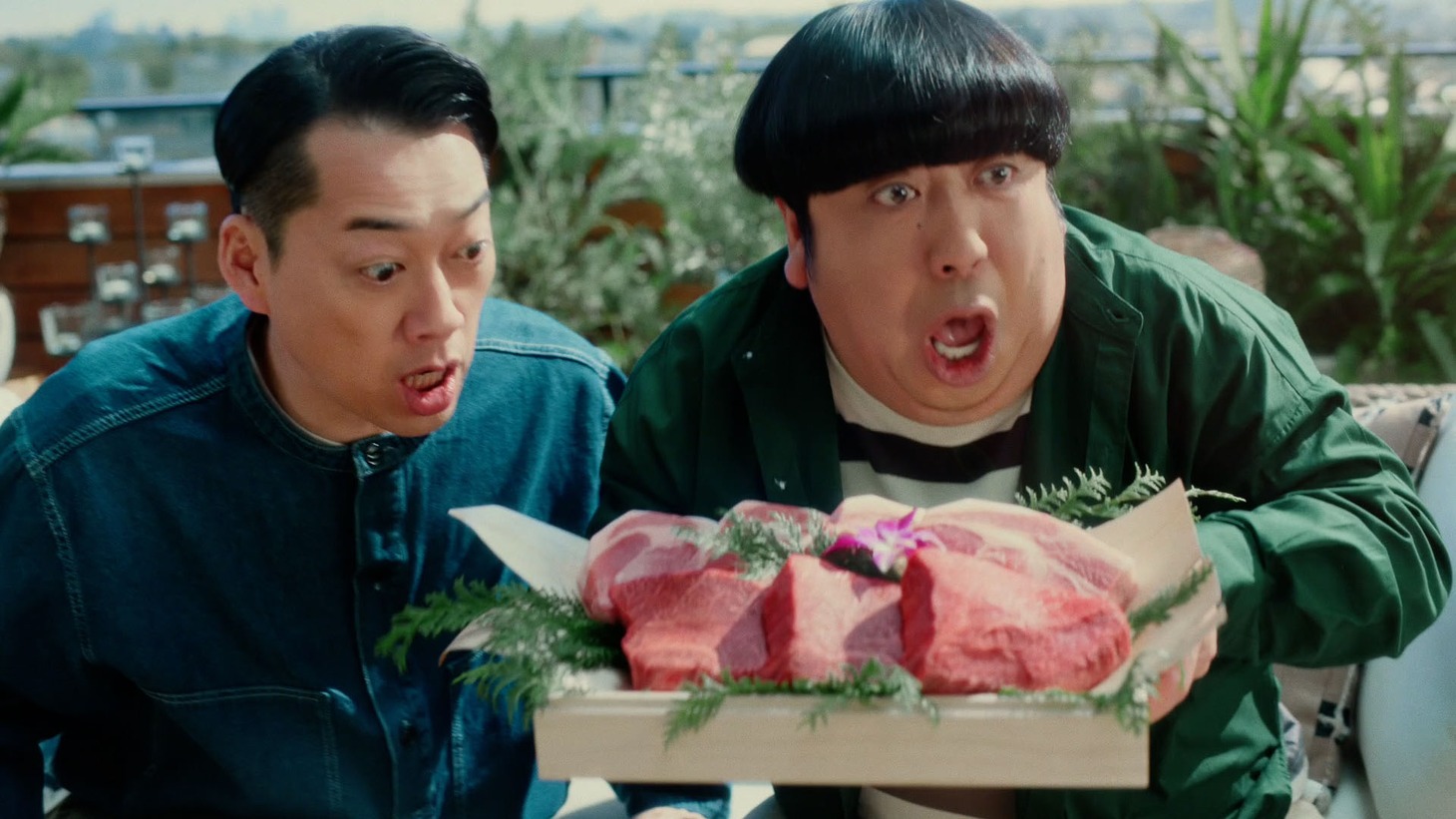 バナナマンが出演するアサヒスタイルフリーのテレビCM「うまいものには」編のワンシーン。