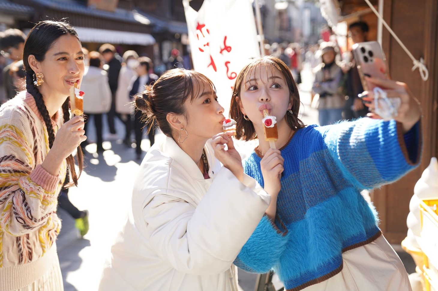 左から森泉、近藤千尋、村重杏奈。(c)テレビ大阪