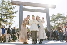 左から森泉、近藤千尋、村重杏奈。(c)テレビ大阪