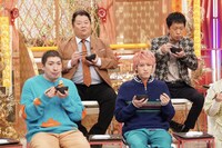 ごはんを味わうEXIT（前列）とブラックマヨネーズ。(c)フジテレビ