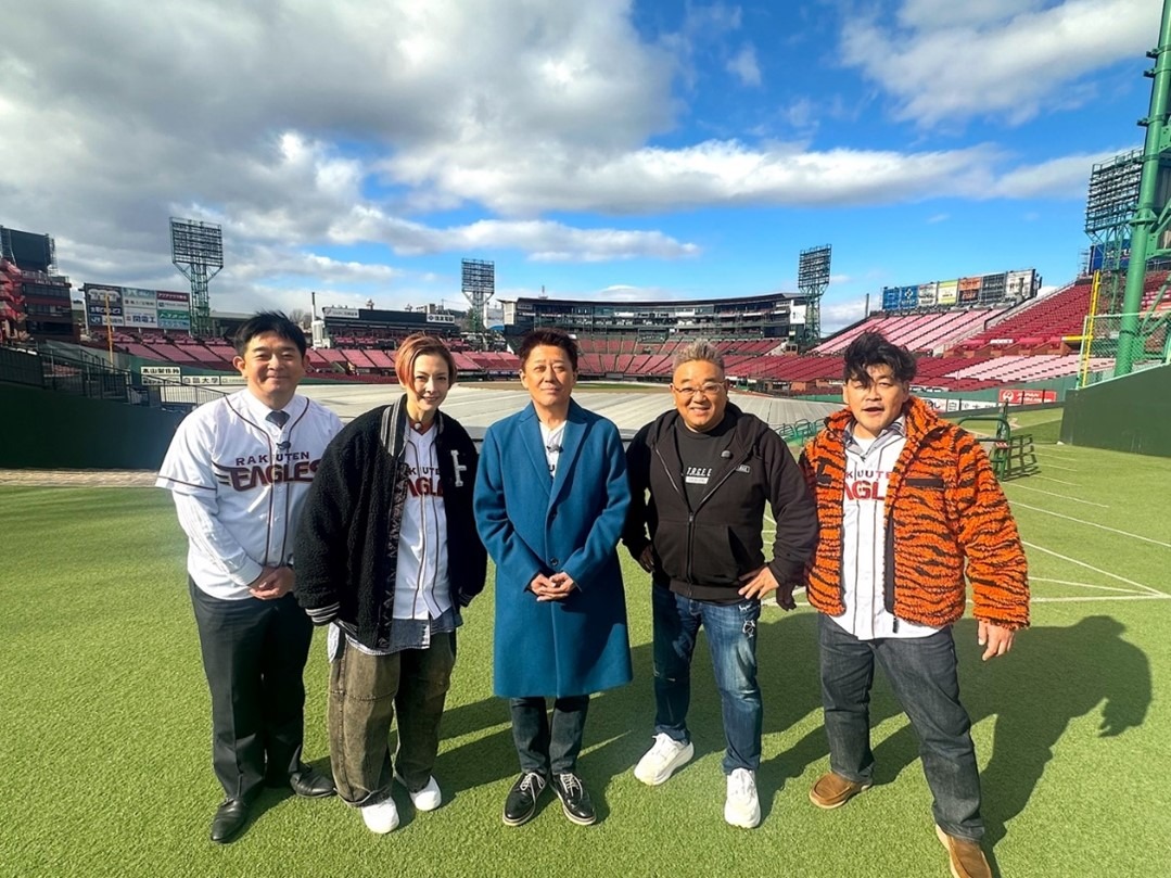 「坂上サンドの東北行きあたりばっ旅 ～地元の実力見させてもらっちゃいますSP～」に出演する（左から）伊藤利尋アナ、土屋アンナ、坂上忍、サンドウィッチマン。(c)フジテレビ