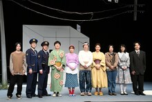 左から、玉田真也、男性ブランコ浦井、うるとらブギーズ佐々木、ジェラードンかみちぃ、浅野千鶴、市川しんぺー、川面千晶、エルフはる、西出結、サルゴリラ児玉。