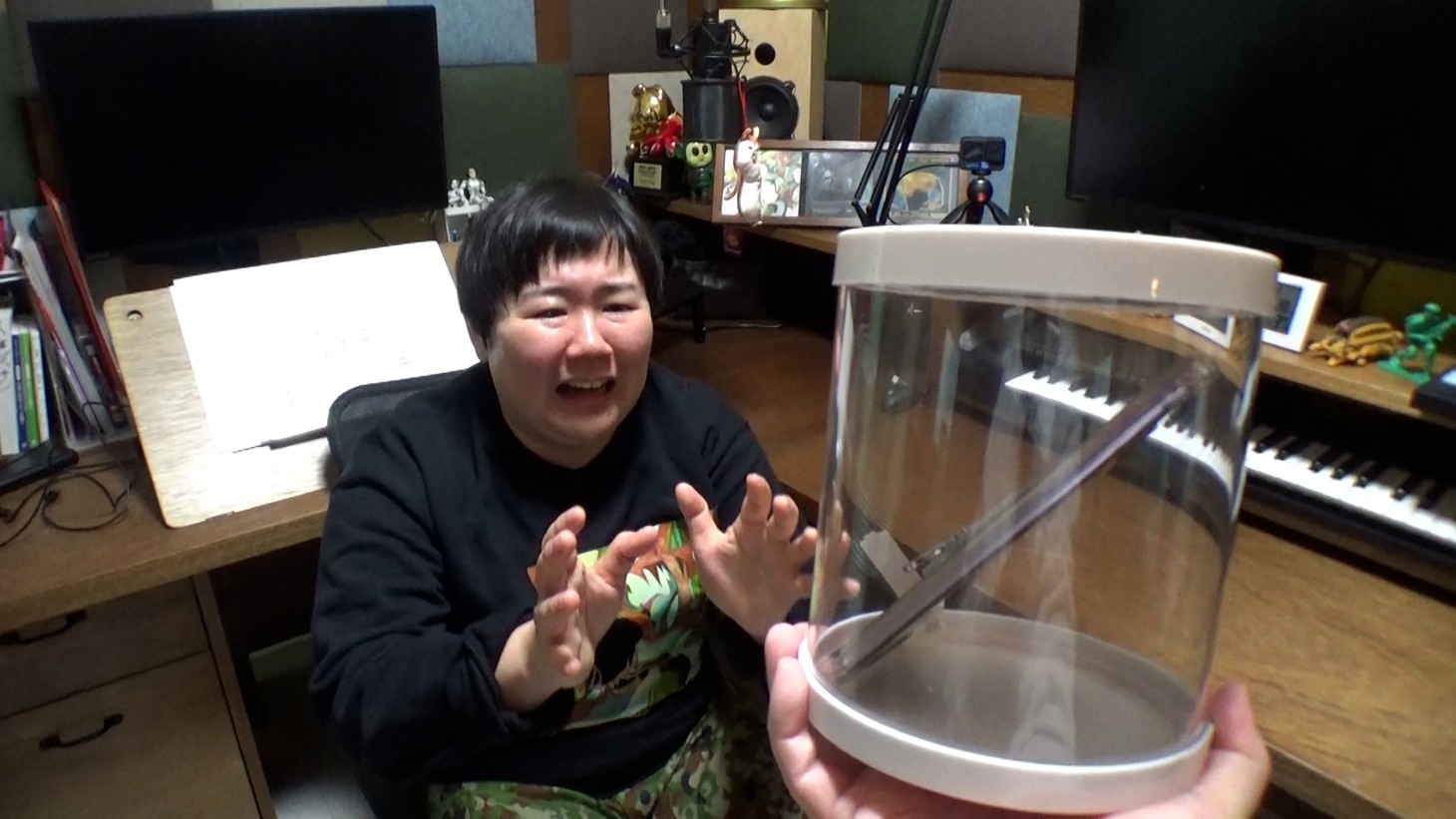 スマホを取り上げられるやす子。(c)日本テレビ