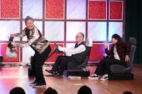 「新しいカギ」の「キングオブ先生とコント」に出演するハナコ岡部（左）、ハナコ秋山（右）と学校の先生。(c)フジテレビ