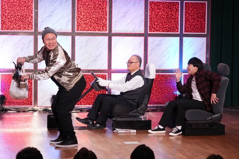 「新しいカギ」の「キングオブ先生とコント」に出演するハナコ岡部（左）、ハナコ秋山（右）と学校の先生。(c)フジテレビ