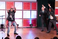 「キングオブ先生とコント」に出演する、チョコレートプラネット（右）と学校の先生。(c)フジテレビ