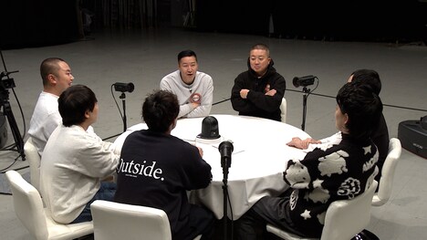 「新しいカギ」メンバーに“重大発表”が行われるワンシーン。(c)フジテレビ