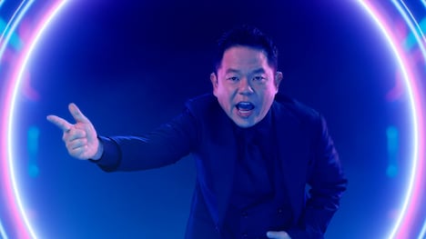 ダイアンが出演するテレビCM「Axell AI ゴイゴイスー」のワンシーン。