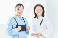 大杉みどり（右）の小顔道場にやってきた蛙亭イワクラ（左）。