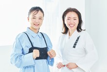 大杉みどり（右）の小顔道場にやってきた蛙亭イワクラ（左）。