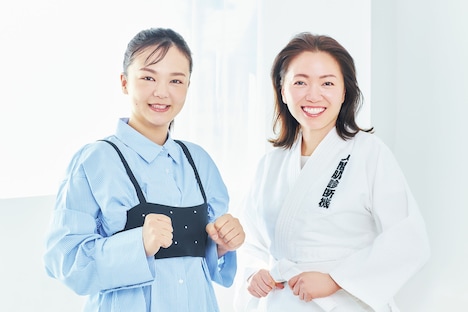 大杉みどり（右）の小顔道場にやってきた蛙亭イワクラ（左）。