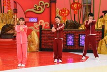 左から渋谷凪咲、かまいたち。(c)関西テレビ