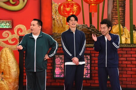 左からミルクボーイ内海、ツートライブ。(c)関西テレビ