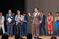 挨拶するナイツ塙。（写真提供：漫才協会）