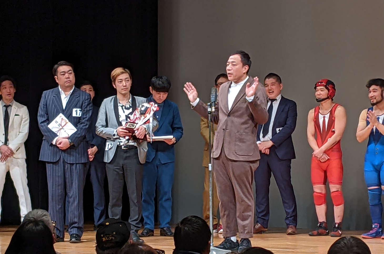 挨拶するナイツ塙。（写真提供：漫才協会）