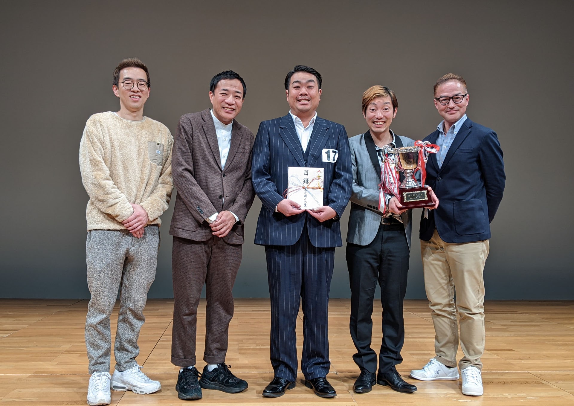 わらふぢなるおが「漫才新人大賞」大賞に輝く、決勝では満票獲得