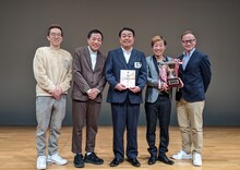 「2024年度漫才新人大賞」で大賞を受賞したわらふぢなるお（左から3人目が口笛なるお、4人目がふぢわら）。（写真提供：漫才協会）