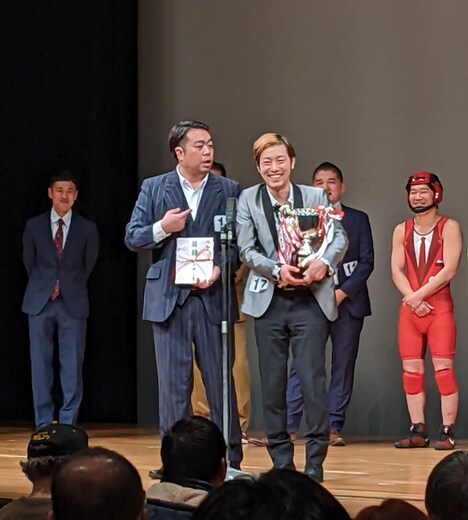 「2024年度漫才新人大賞」で大賞を受賞したわらふぢなるお。（写真提供：漫才協会）