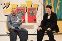 座ってトークする笑福亭鶴瓶と小籔千豊。(c)NHK