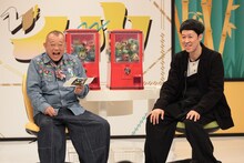 座ってトークする笑福亭鶴瓶と小籔千豊。(c)NHK