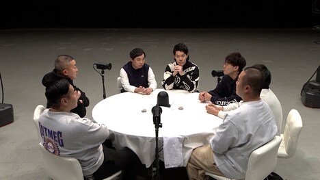 2月24日の番組内で今年の「27時間テレビ」総合MC就任を告げられる「新しいカギ」メンバー。(c)フジテレビ