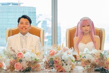 左からえなこ、ダブルヒガシ東。(c)読売テレビ