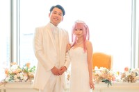 2034年にえなこと結婚したダブルヒガシ東。(c)読売テレビ