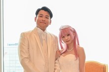 2034年にえなこと結婚したダブルヒガシ東。(c)読売テレビ