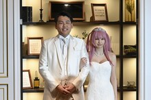 左からダブルヒガシ東、えなこ。(c)読売テレビ