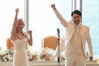 左からえなこ、ダブルヒガシ東。(c)読売テレビ