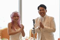 左からえなこ、ダブルヒガシ東。(c)読売テレビ