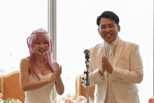 左からえなこ、ダブルヒガシ東。(c)読売テレビ