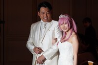 左からダブルヒガシ東、えなこ。(c)読売テレビ