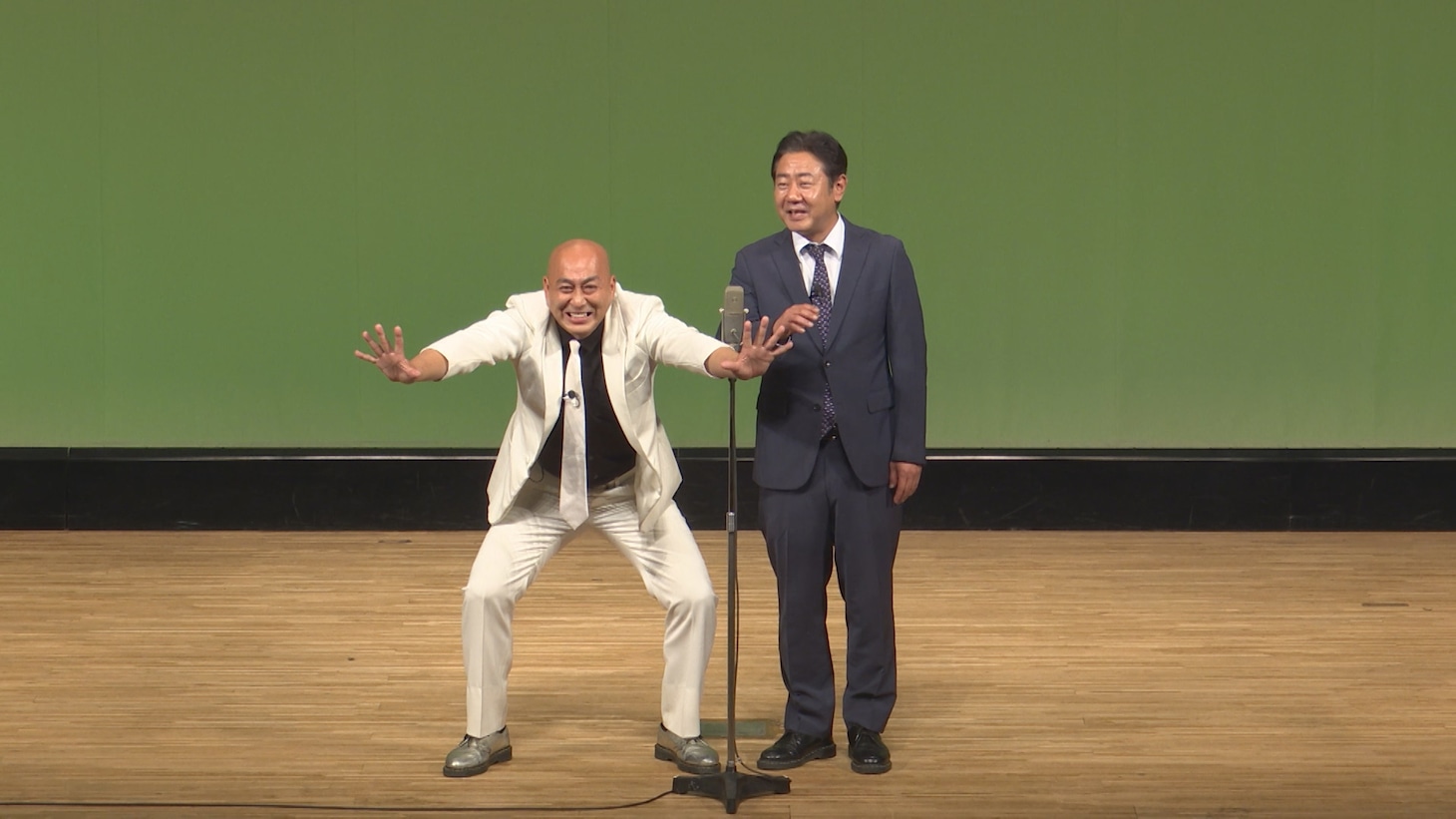 「バカが来た」より、錦鯉。
