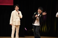 見届け人を務めた（左から）NON STYLE石田、パンクブーブー佐藤。