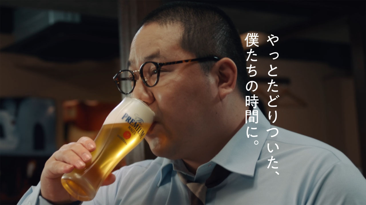 「ザ・プレミアム・モルツ」のWeb CM「飲みに誘うのムズすぎ問題」編のワンシーン。