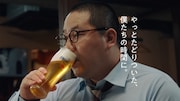 「ザ・プレミアム・モルツ」のWeb CM「飲みに誘うのムズすぎ問題」編のワンシーン。