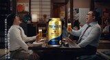 ネルソンズ和田まんじゅうとめぞん吉野が共演する、サントリー「ザ・プレミアム・モルツ」のWeb CM「飲みに誘うのムズすぎ問題」編のワンシーン。