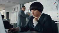 「ザ・プレミアム・モルツ」のWeb CM「飲みに誘うのムズすぎ問題」編のワンシーン。