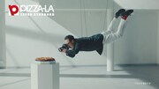 ピザーラの新商品「とろけるビーフのよくばりクォーター」の新テレビCMでカメラマン役を演じ、奮闘のあまり宙吊りでピザを撮影する東京03角田。