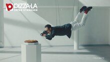 ピザーラの新商品「とろけるビーフのよくばりクォーター」の新テレビCMでカメラマン役を演じ、奮闘のあまり宙吊りでピザを撮影する東京03角田。