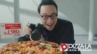 「とろけるビーフのよくばりクォーター」の新テレビCMに出演する東京03角田。