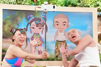 アバターと自撮りするフワちゃんとあばれる君。