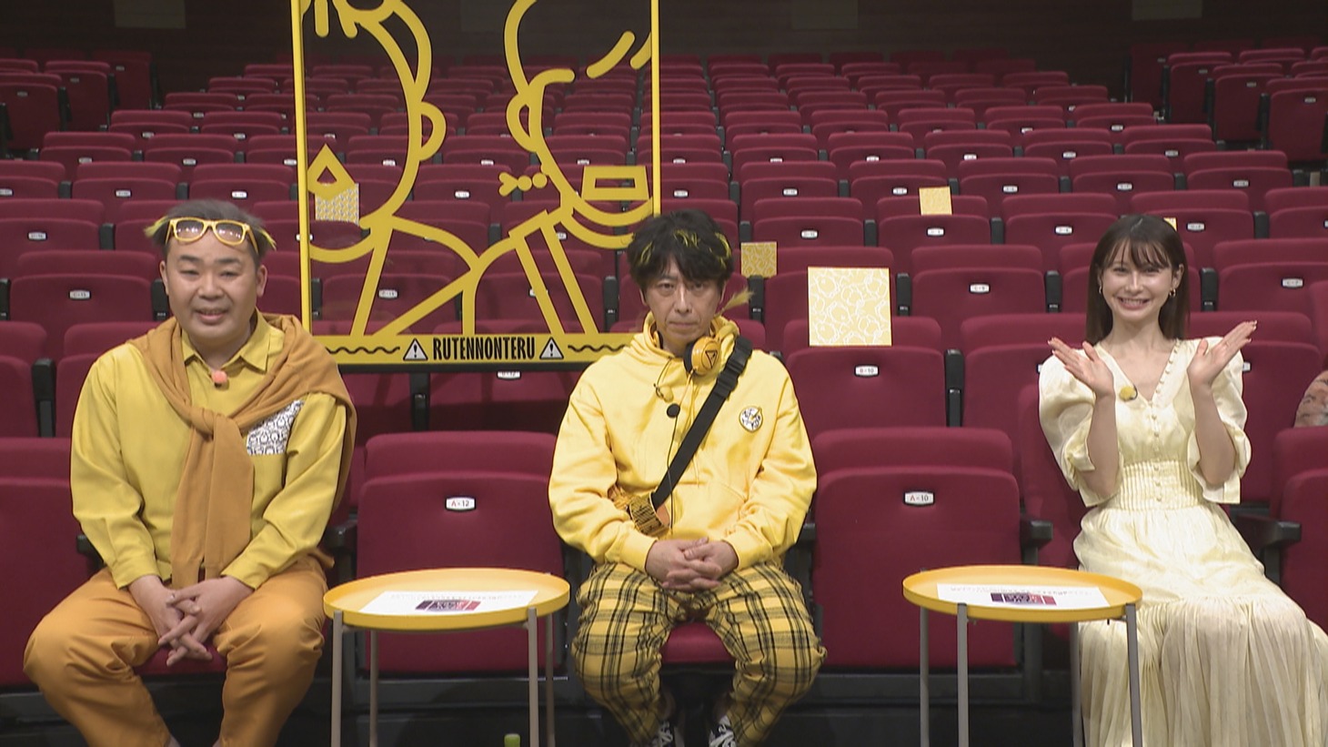 左からフットボールアワー、ダレノガレ明美。(c)読売テレビ