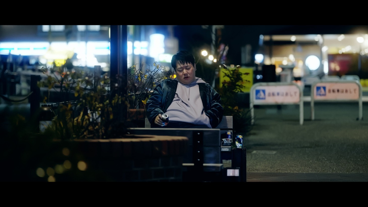 YOAKE「シタイシタイ」のミュージックビデオより。