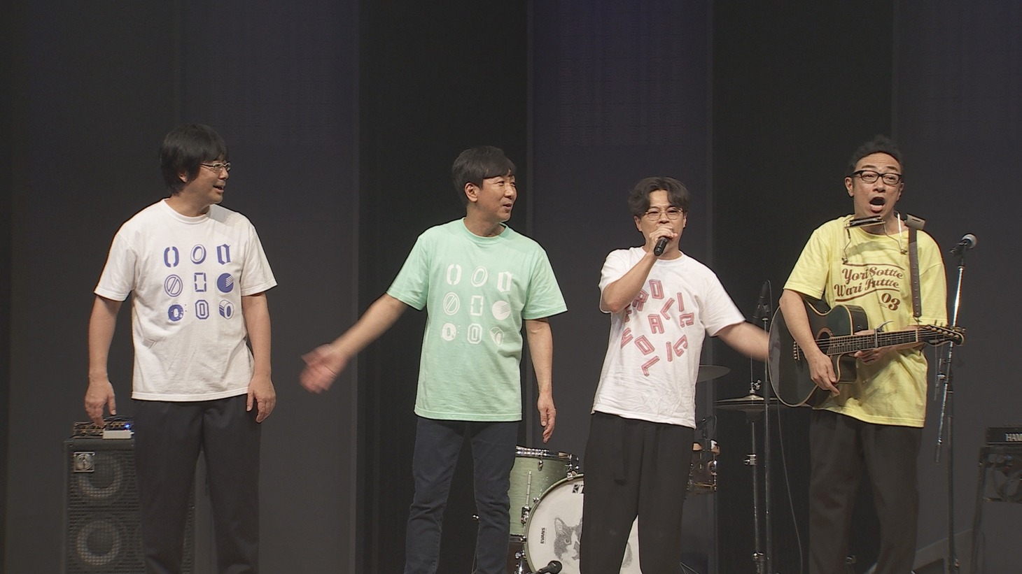 「第25回東京03単独公演『寄り添って割食って』」BDとDVDの特典映像より、東京03と浜野謙太（右から2人目）。