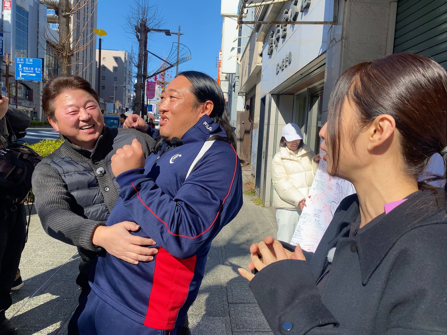 ロケを展開する舞の海秀平、ロバート秋山、MEGUMI。(c)テレビ東京